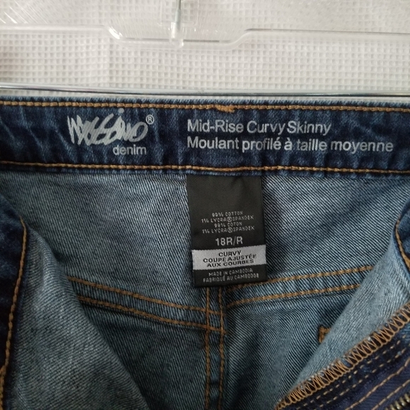 Mid-Rise Curvy Skinny Jeans - Picture 2 of 3